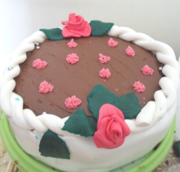 Tarta de chocolate con fondant y florecillas de glaseado